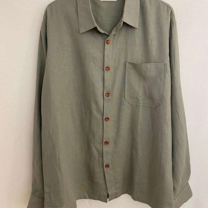 Camisa verde botones madera