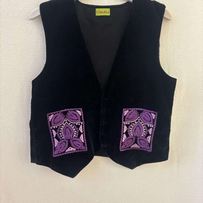 Chaleco terciopelo bordado violeta